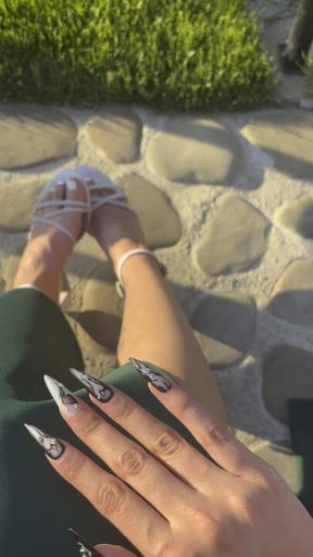 My white pedicure in the sun 😍