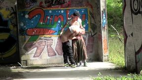 jai une grosse paire de couilles et j aime qu on me les leche