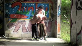 jai une grosse paire de couilles et j aime qu on me les leche