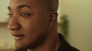 Masajista con una BBC se folla a su cliente PETITE en la mesa de masaje