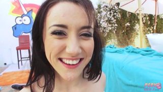 Vídeo hardcore de Stefania Mafra e Mandy Muse, morenas de seios grandes e com bundas enormes, sendo fodidas no cu pelo pauzão do Mike Adriano.