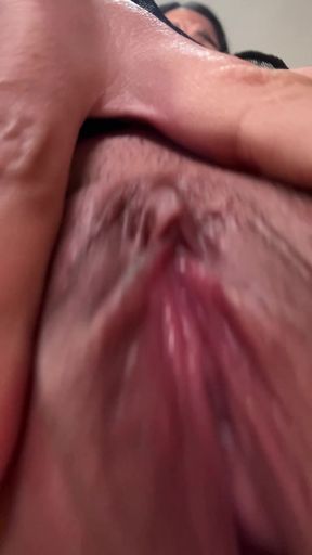 Latina babe rubs her wet pussy to a satisfying orgasm in an average studio setti