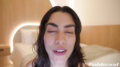 Dulce chica te instruye para acabarle en la cara y en el culo