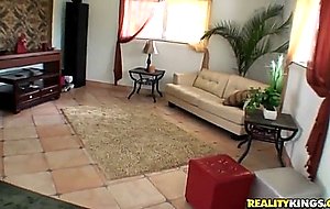 Autumn Foxx bares her beautiful round ass