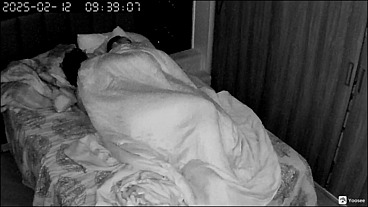 Companheiros de quarto sem cortes brincando debaixo dos edredons num sexo exposto a cameras.