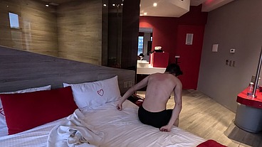 BabyDan recibe un baño de esponja de Marialuna la enfermera, centrándose en un área en particular