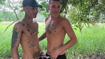 2 heteros perdidos no mato fazem broderagem ao vivo