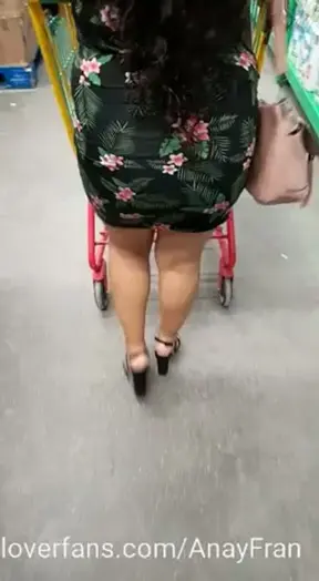 De compras en Aurrera donde como siempre, provoca miradas morbosas de todos los hombres