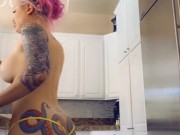 Daizha Octobooty Morgann tossin salad & eatin groceries