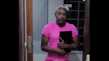 Viciado em novela quer convencer outras pessoas a assistir nem que seja no pau