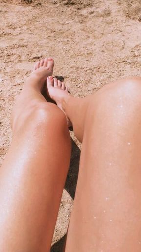 Sexy legs getting tanned on the beach 🌀