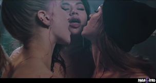 Demonische Lesben überfluten versklavten Schwarzen mit gierigen Creampies während roher Femdom-Facesitting