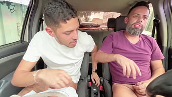 PEGUEI UMA CARONA COM O TIO E ELE ME FEZ UMA PROPOSTA IRRECUS&Aacute_VEL. UMA PUTARIA NO MEIO DO TRANSITO. - FREE