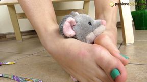 Antonella, sexy brunette chick plays with her feet in close up