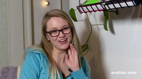 Krankenschwester Holly fängt vor der Haustüre mit dem Vorspiel an