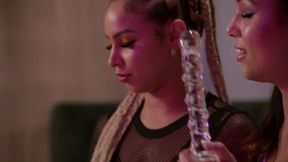 cortes: sexo anal hard com especulo e brinquedos enormes - amanda borges brincando com o cuzinho em cena hard com pocahontas