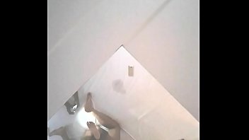 Esposa do corno fudendo com outro. Celular sobre a cama filma o espelho de teto.