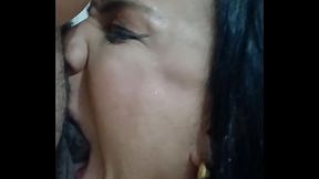 Levando leitada do motoboy