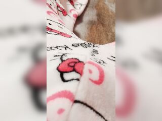 18 year old beauty fucks her peach