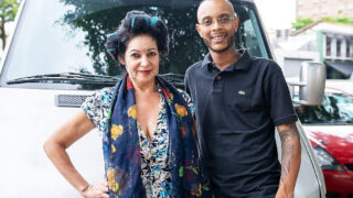 Una ragazza matura con grandi tette si fa scopare duramente nel culo da un BBC