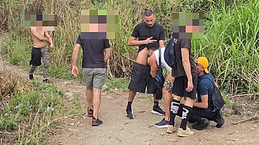 LEVEI 2 AMIGOS HÉTEROS PARA FODER MEU CU EM PÚBLICO, ONDE HOMENS COSTUMAM FAZER CAMINHADA. ENQUANTO CADA UM SE RESERVA PARA COMER MEU CU, UMA PLATEIA DE HOMENS OBSERVA E SE MASTURBAL.