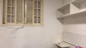 loira muito gostosa tomando banho e seu funcionario ficou espiando por tras da porta ate ela perceber e transar com ele