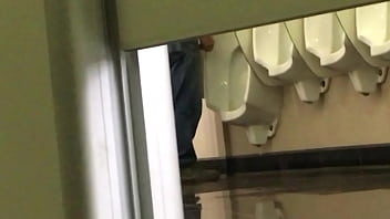 maduro punhetando no banheiro p&uacute_blico