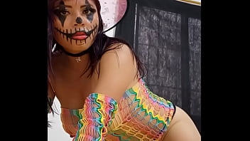 TETONA MUY SEXY EN LENCERIA!! LA BRUJA ARRECHA ESTA MUY SATISFECHA DE HABER TENIDO SEXO Y MENEA SUS NALGAS. ELLA LUCE MUY AGITADA Y CONTENTA DE HABERSE COMIDO UN GRAN PENE LATINO. PORNO REAL CASERO ANTES DE HALLOWEEN