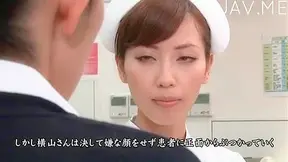 Enfermera Ayuda Paciente A Recuperarse Masturbándolo