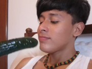 ragazzo ingoia cetriolo