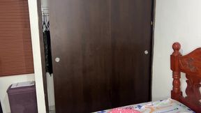mi hijastra inocente buscando en el closet mientras yo la veo y la agarro por el culo
