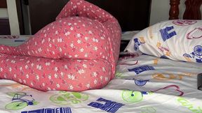 mi hijastra inocente buscando en el closet mientras yo la veo y la agarro por el culo