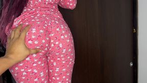 mi hijastra inocente buscando en el closet mientras yo la veo y la agarro por el culo