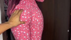 mi hijastra inocente buscando en el closet mientras yo la veo y la agarro por el culo
