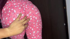 mi hijastra inocente buscando en el closet mientras yo la veo y la agarro por el culo