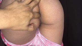 mi hijastra inocente buscando en el closet mientras yo la veo y la agarro por el culo