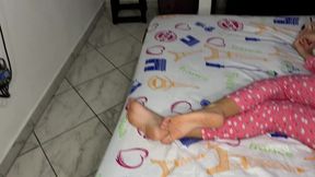 mi hijastra inocente buscando en el closet mientras yo la veo y la agarro por el culo