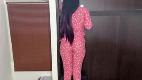 mi hijastra inocente buscando en el closet mientras yo la veo y la agarro por el culo