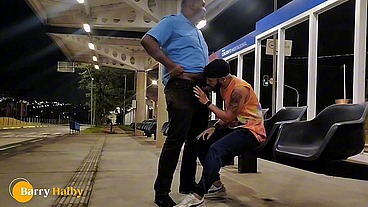 Dei para o motorista no ponto de ônibus
