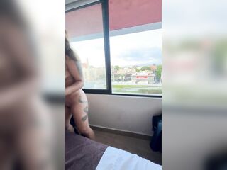 mother I'd like to fuck desnuda en la ventana mientras pasan mirones por la calle