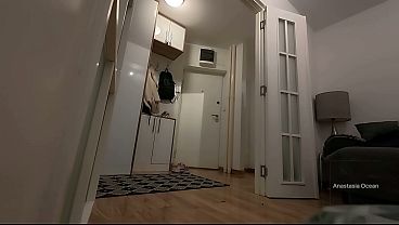 Amateur wife gets naked with delivery guy