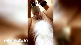 Очень покорная шлюшка-неко с кляпом-шариком трахает себя игрушками