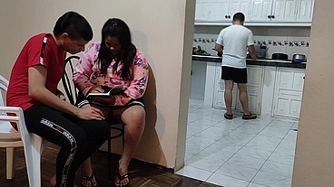 Tio y hermanastra : Voy a la casa de mi hermano a VISITARLO y veo a mi sobrina llorando Luego la ayuda con sus tareas Terminamos FOLLANDO mientra mi hermano esta en la cocina Tengo a la mejor sobrina