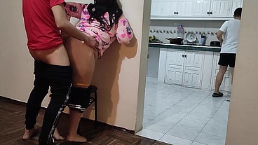 Tio y hermanastra : Voy a la casa de mi hermano a VISITARLO y veo a mi sobrina llorando Luego la ayuda con sus tareas Terminamos FOLLANDO mientra mi hermano esta en la cocina Tengo a la mejor sobrina