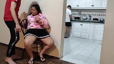 Tio y hermanastra : Voy a la casa de mi hermano a VISITARLO y veo a mi sobrina llorando Luego la ayuda con sus tareas Terminamos FOLLANDO mientra mi hermano esta en la cocina Tengo a la mejor sobrina