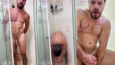 Macho casado senta em dildo gigante escondido no banheiro