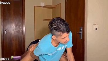 Moreno pauzudo me comeu gostoso que chegamos a quebrar a cama do motel