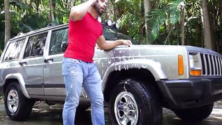 Teen bimbo thanks the car washer by servicing his dick