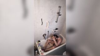 Camera filma ragazzo che si fa la doccia