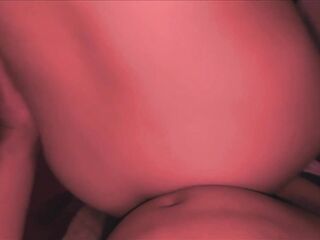 viendo anime, y mi juguete nuevo se come todo mi coño cremoso